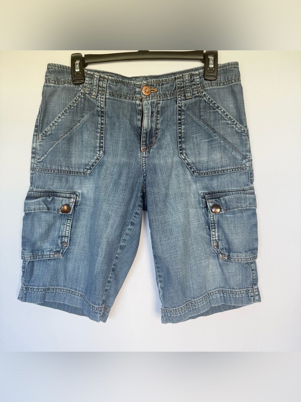 Eddie Bauer Women's Light Wash Denim Cargo Shorts Snap Button Pockets Soft Coton